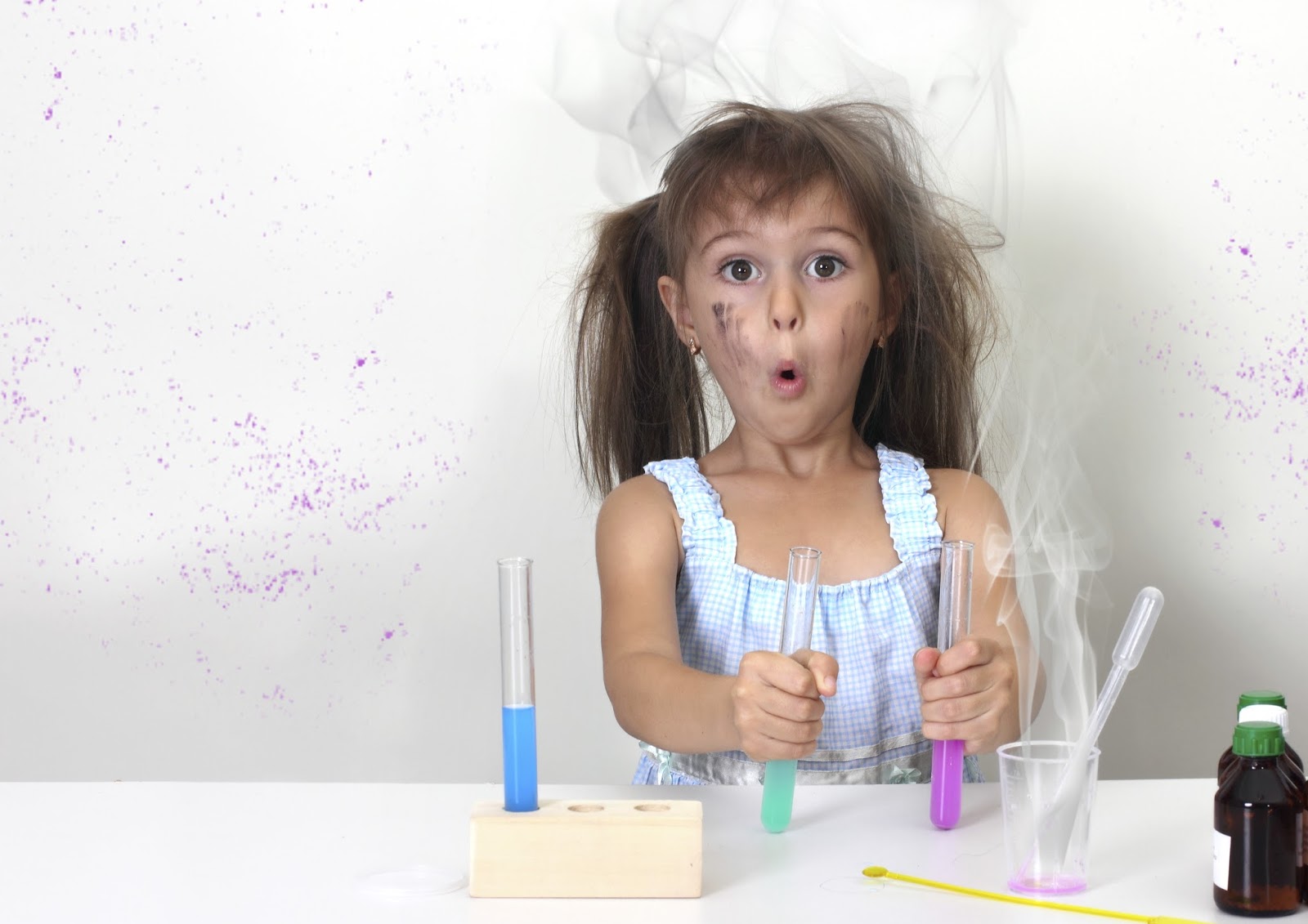 Ребенок показывает опыт. Смешная девочка. Детские химические опыты. Дети делают опыты. Дети делают химические опыты.