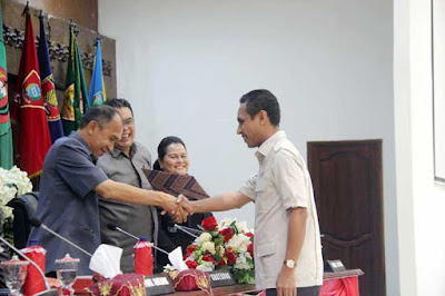 Ambon, Malukupost.com - DPRD Maluku menetapkan rancangan APBD (RAPBD) tahun anggaran 2018 untuk ditetapkan sebagai peraturan daerah (Perda) setelah mendapat restu delapan fraksi pada lembaga wakil rakyat tersebut.  Penetapan Perda tentang APBD Maluku tahun anggaran 2018 dilakukan dalam rapat paripurna dipimpin Wakil Ketua DPRD Maluku, Richard Rahakbauw di Ambon, Rabu (29/11).  Hadir dalam rapat pripurna DPRD tersebut, Gubernur dan Wagub Maluku Said Assgaff-Zeth Sahubrua, Wakil Ketua DPRD dr. Elvyana Pattiasina (Demopkrat) serta Syaid Mudzakir Assagaf (PKS) serta sekitar 35 anggota DPRD.