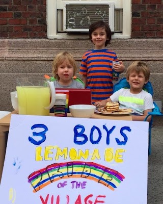 Meninos de 4 e 3 anos roubam a cena na Parada LGBT de Nova York Meninos de 4 e 3 anos roubam a cena na Parada LGBT de Nova York