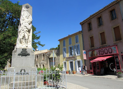País-Cátaro-Francia el pueblo de Lagrasse dentro de la ruta por el País de los Cátaro, Francia. Monumentos a los caídos en guerra