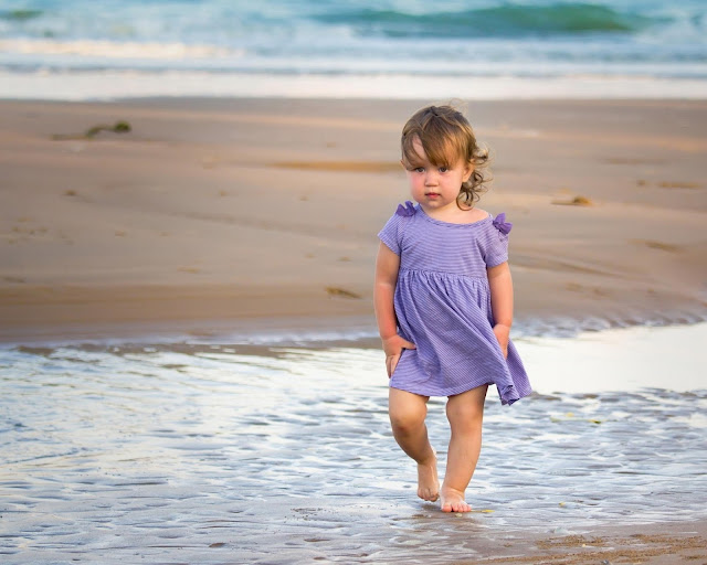 Kids baby pictures: Cute Baby Girl Walk Alone