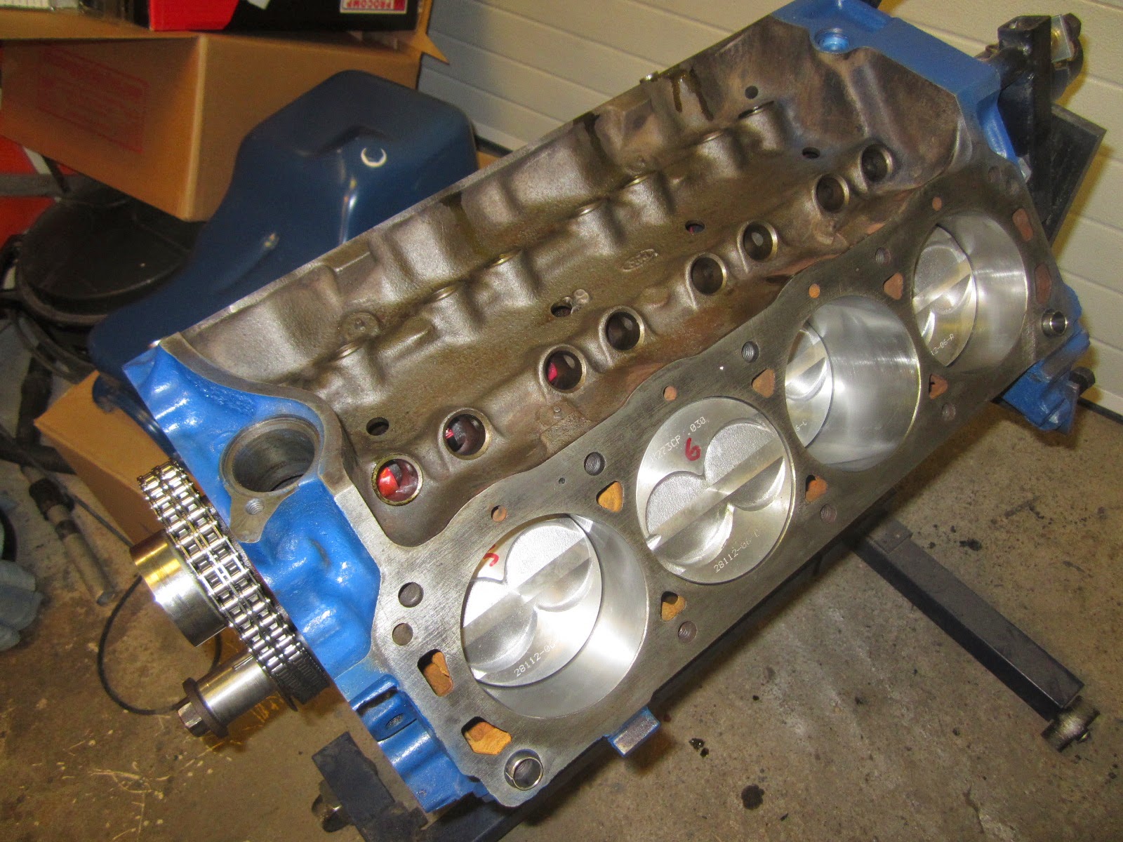 Kvicksilverpuman Drilling steam holes to early Ford 289/302 block when