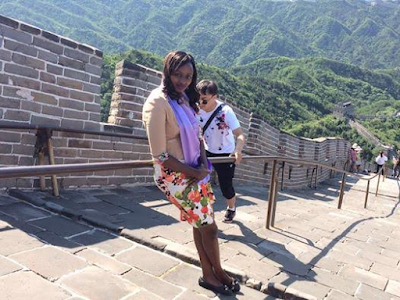 2 Photos: Kenyan girl who photoshopped herself into photos of tourist attraction sites in China goes on a real tour