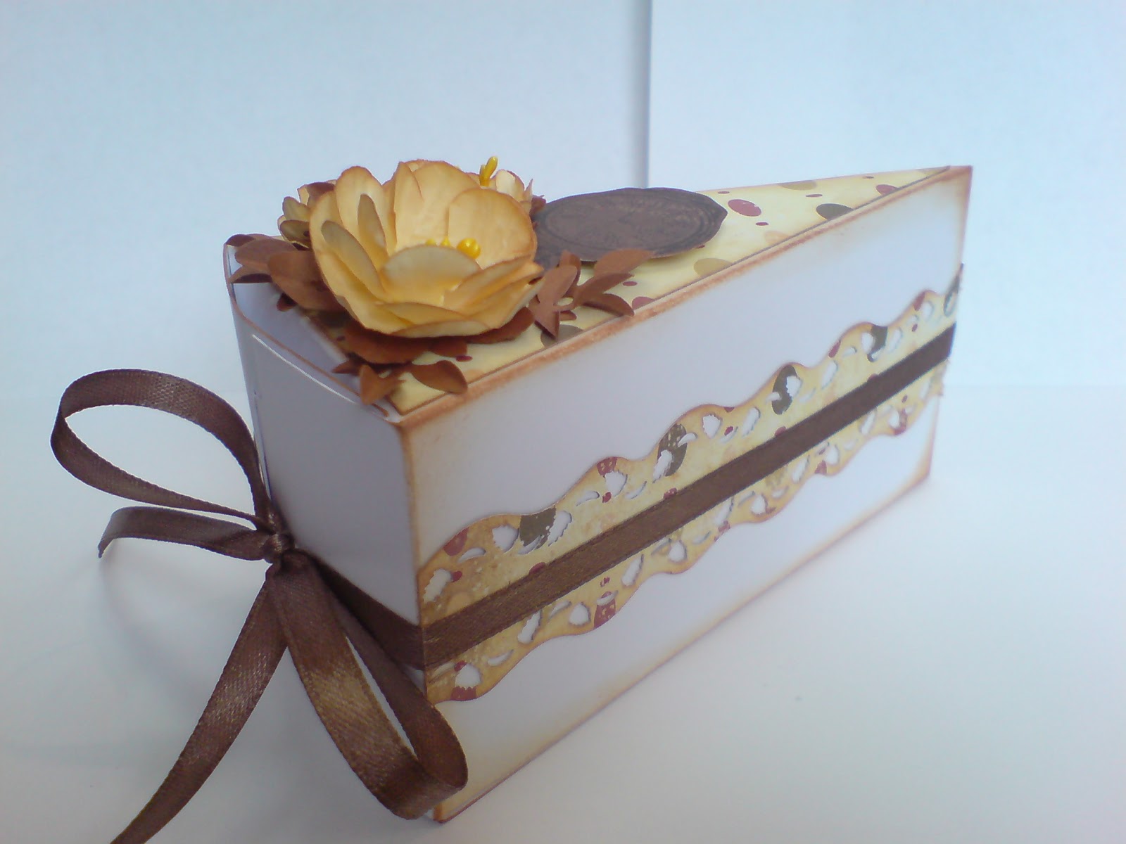 Коробка для тортов производитель. Торт коробочка. Коробка для торта Скрапбукинг. Красивые коробочки для тортов. Коробочка тортик Скрапбукинг.