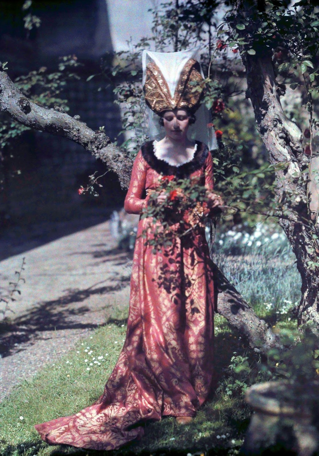14 Wonderful Photos of French People Don Colorful Costumes at the Joan
