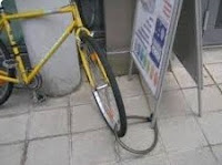 another stupid job of locking a bicycle