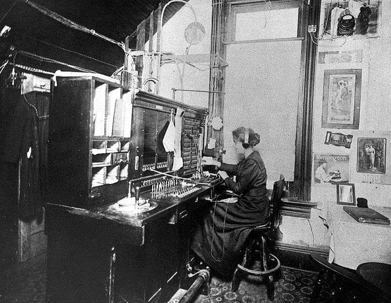 Women+Telephone+Operators+at+Work+(4).jp