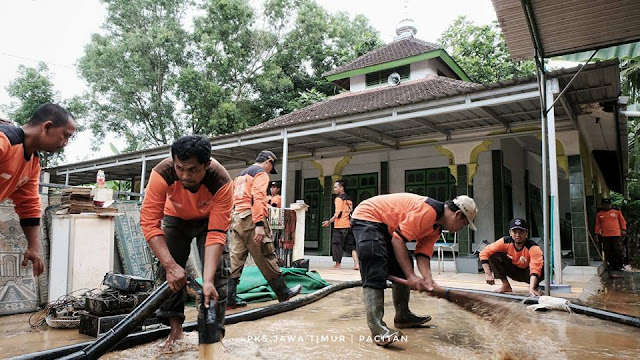 Relawan PKS bersihkan Masjid di Desa Sirnuboyo Pacitan (FB PKS Jawa Timur)