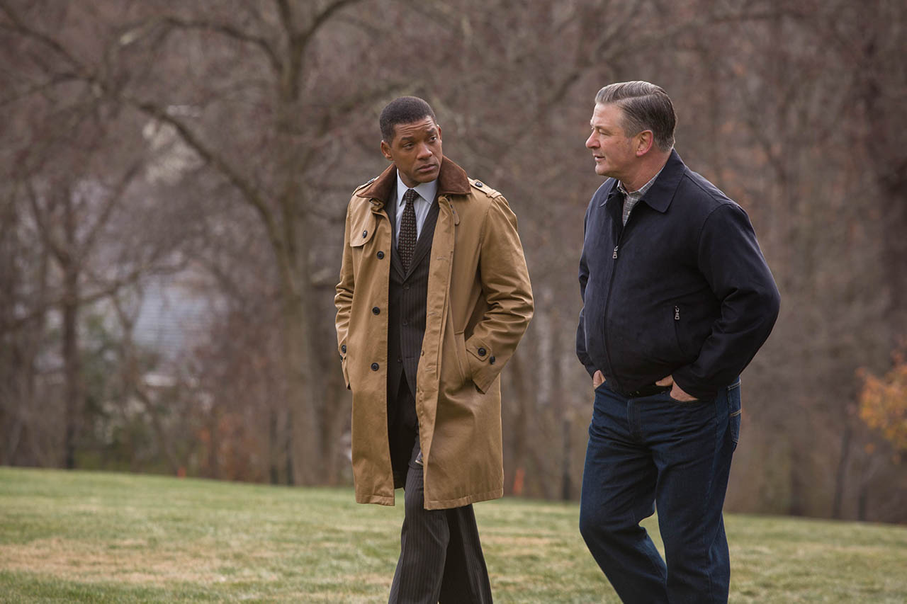 Omalu (Smith) y Julian Bailes (Alec Baldwin) debaten sobre la ETC. Photo by Melinda Sue Gordon Omalu (Smith) y Julian Bailes (Alec Baldwin) debaten sobre la ETC. Photo by Melinda Sue Gordon