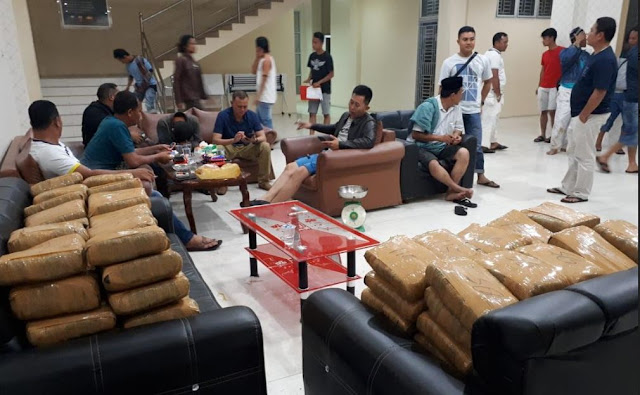 Bawa 130 Kg Ganja Pakai Mobil Patroli, Dua Oknum Polisi Ditangkap Bawa 130 Kg Ganja Pakai Mobil Patroli, Dua Oknum Polisi Ditangkap