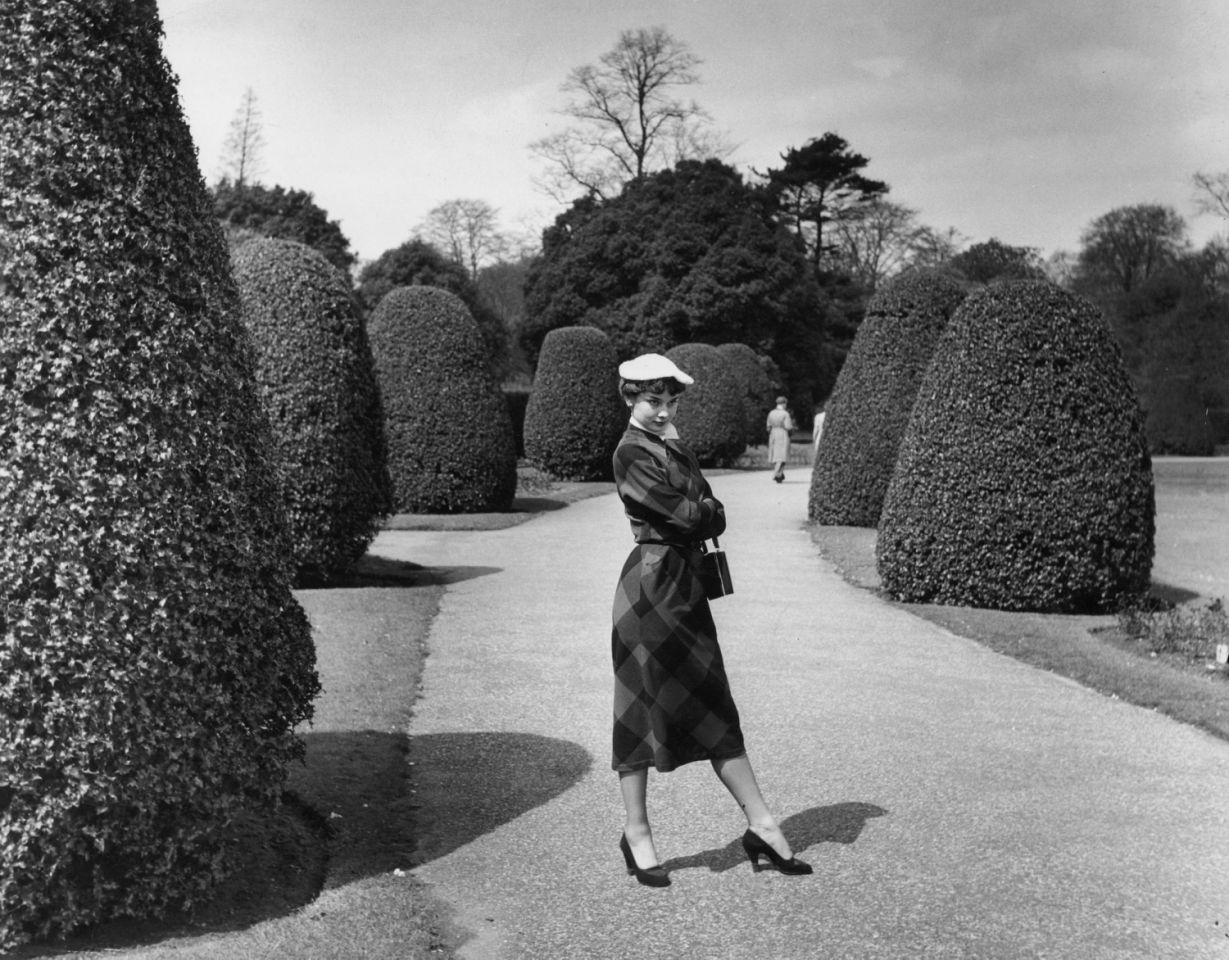 17 Fascinating Black and White Photos of Youthful Hollywood Star Audrey Hepburn Exploring London