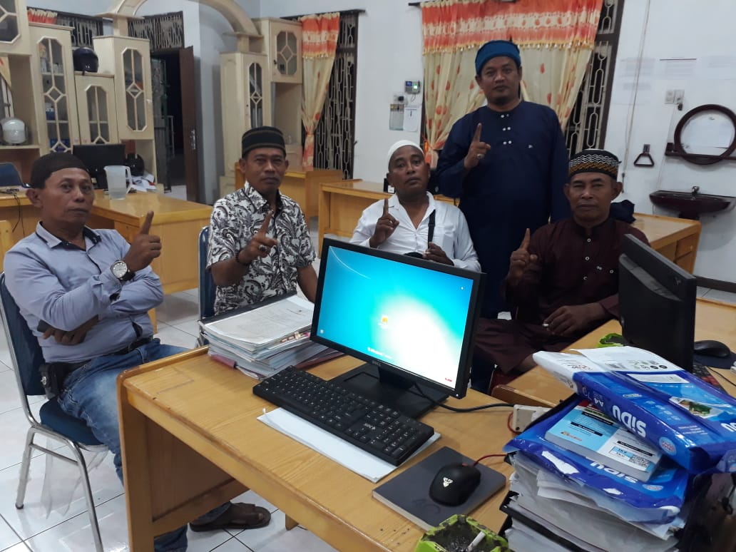 Warga yang mengadu ke panwas Asahan. Warga yang mengadu ke panwas Asahan.