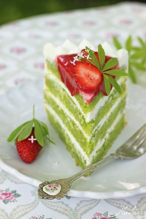 Waldmeistertorte mit Erdbeeren - Natürlich Maigrün - Health Meal Prep Ideas