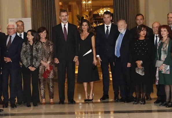 Queen Letizia wore Carolina Herrera dress and Carolina Herrera Pumps. carried Bottega Venata clutch bag. journalist Rubén Amón