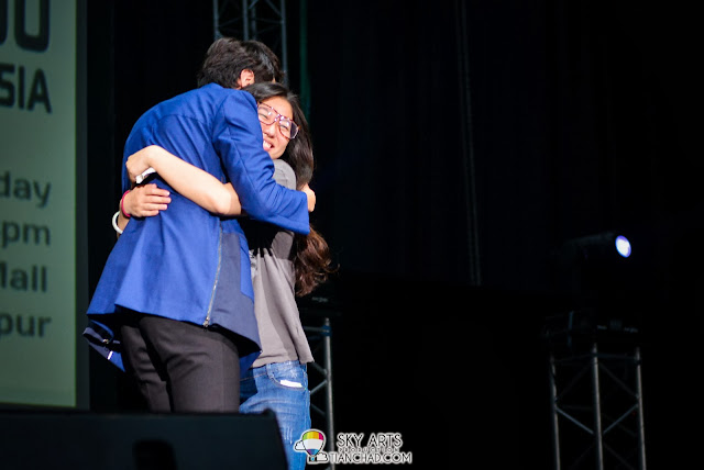 The first lucky fans who manage to hug Kwang Soo and everybody screamed in jealous!! Lee Kwang Soo Fan Meeting in Malaysia