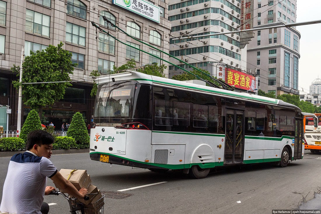 Когда придет троллейбус. Троллейбус в Китае. Троллейбус в Пекине. Гуанчжоу троллейбус. Китайских троллейбусов Yutong.