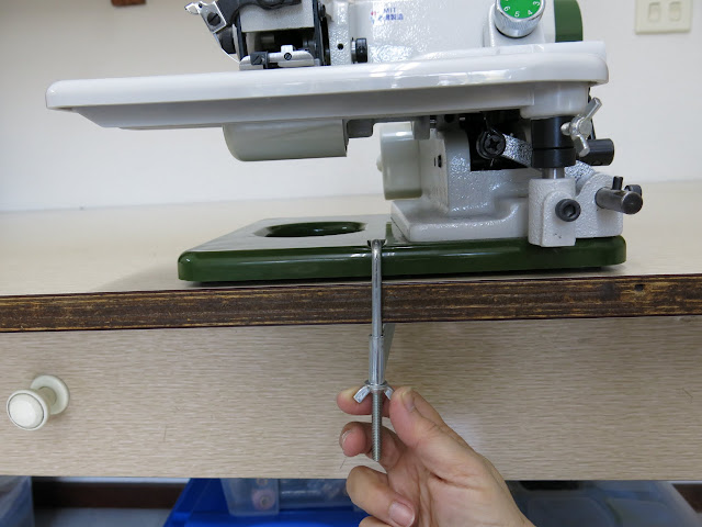 como sujetar una máquina de coser a la mesa