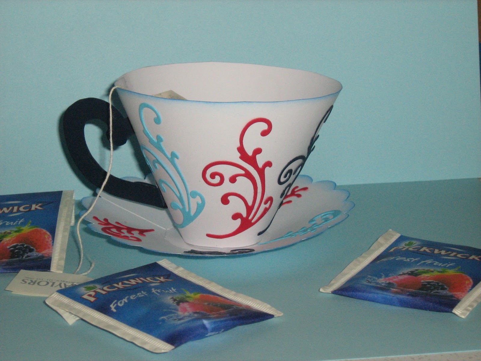 Пъстър Свят Paper Tea Cup and Saucer