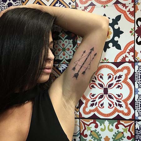 Tatuagens femininas nos bíceps Tatuagens femininas nos bíceps