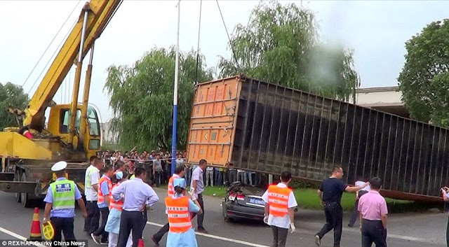 SHOCKING: Woman Inside Car Survived Trailer Crushes In China