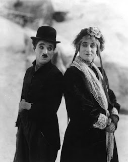Братья Чаплин позируют в костюмах в декорациях "Золотой лихорадки" - 1