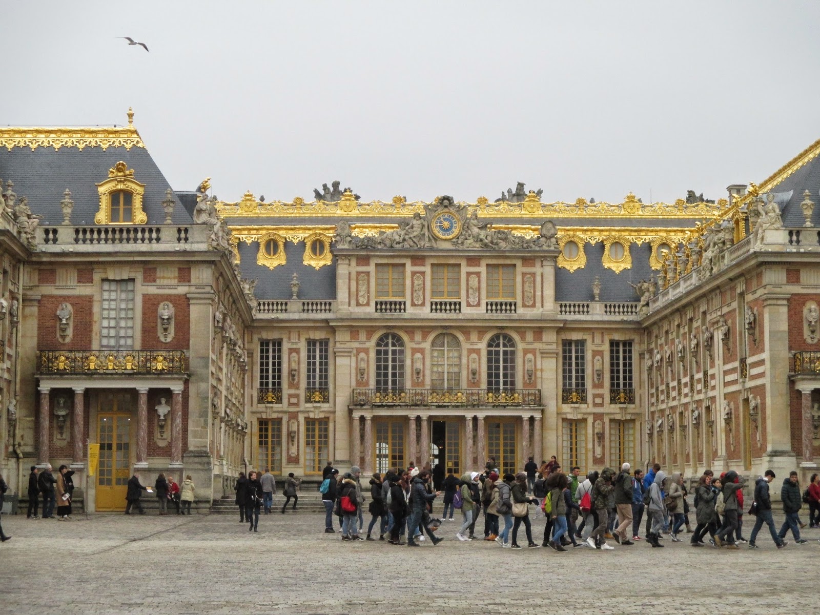 Chateau de versailles. Версальский дворец в Париже. Мраморный двор Версальского дворца. Лувр и Версаль. Версаль дворец Франция 18 век.
