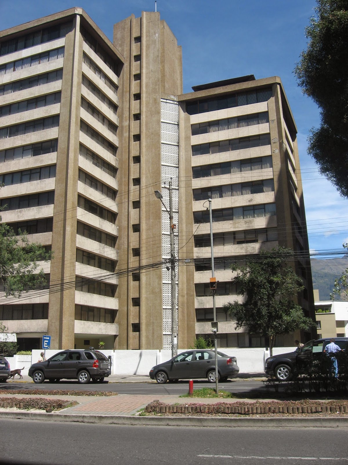 ARQUITECTURA MODERNA EN ECUADOR EDIFICIO GONZÁLEZ SUÁREZ