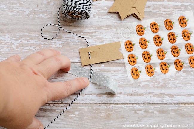 DIY Five-Minute Halloween Mini Banner | Simple and fun to hang anywhere and everywhere!