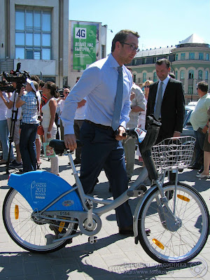 Оскар Прокопьев возвращается в мэрию на велосипеде