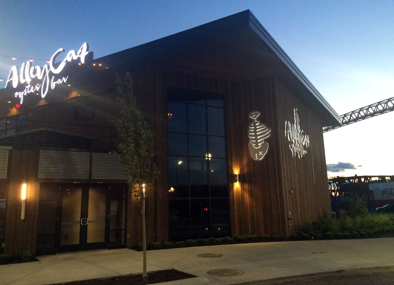 Bite Buff Alley Cat Oyster Bar