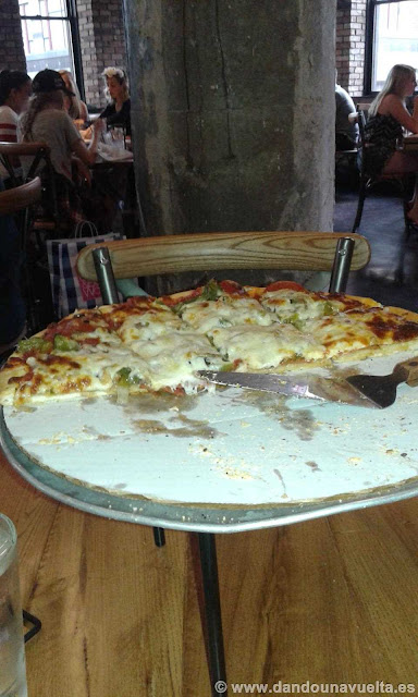 Pizza cortada en cuadraditos en un restaurante especializado en Chicago