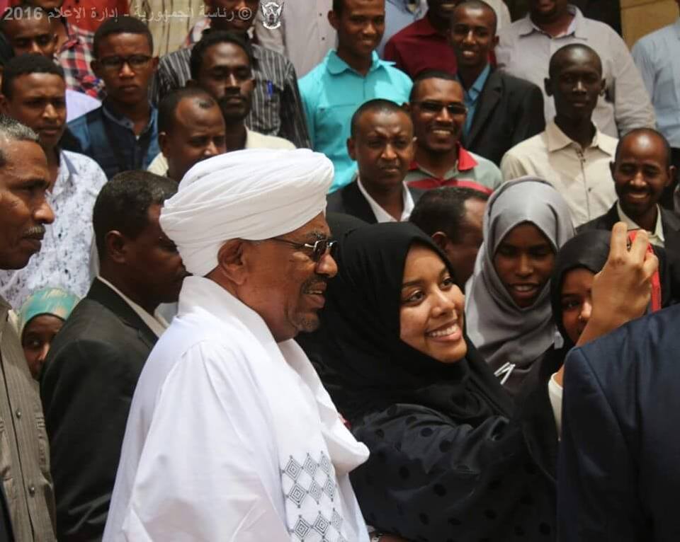 بالصور عمر البشير يكرم المتفوقين في الشهاده السودانية بالقصر الجمهوري بالصور عمر البشير يكرم المتفوقين في الشهاده السودانية بالقصر الجمهوري