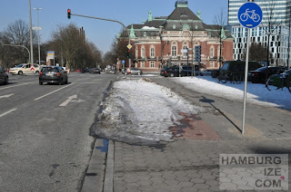 © hamburgize.com / Stefan Warda - "Geräumter Radweg" Holstenwall Radweg-"Winterdienst" Holstenstraße / Johannes-Brahms-Platz