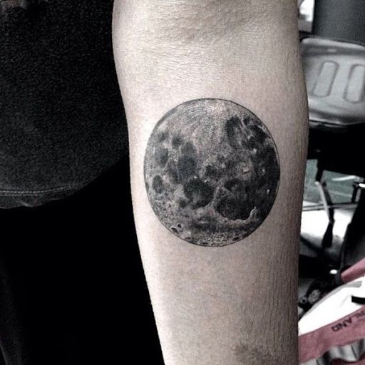 Este preto e cinza lua se baseia muito nas cores escuras que lavar os detalhes para os observadores que estão a olhar para a peça a partir de uma distância.