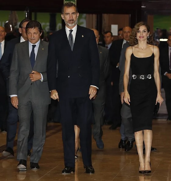 Queen Letizia wore Hugo Boss Capina wool cape, Prada Toe Pump, Felpe Varela drees and Clutch bag