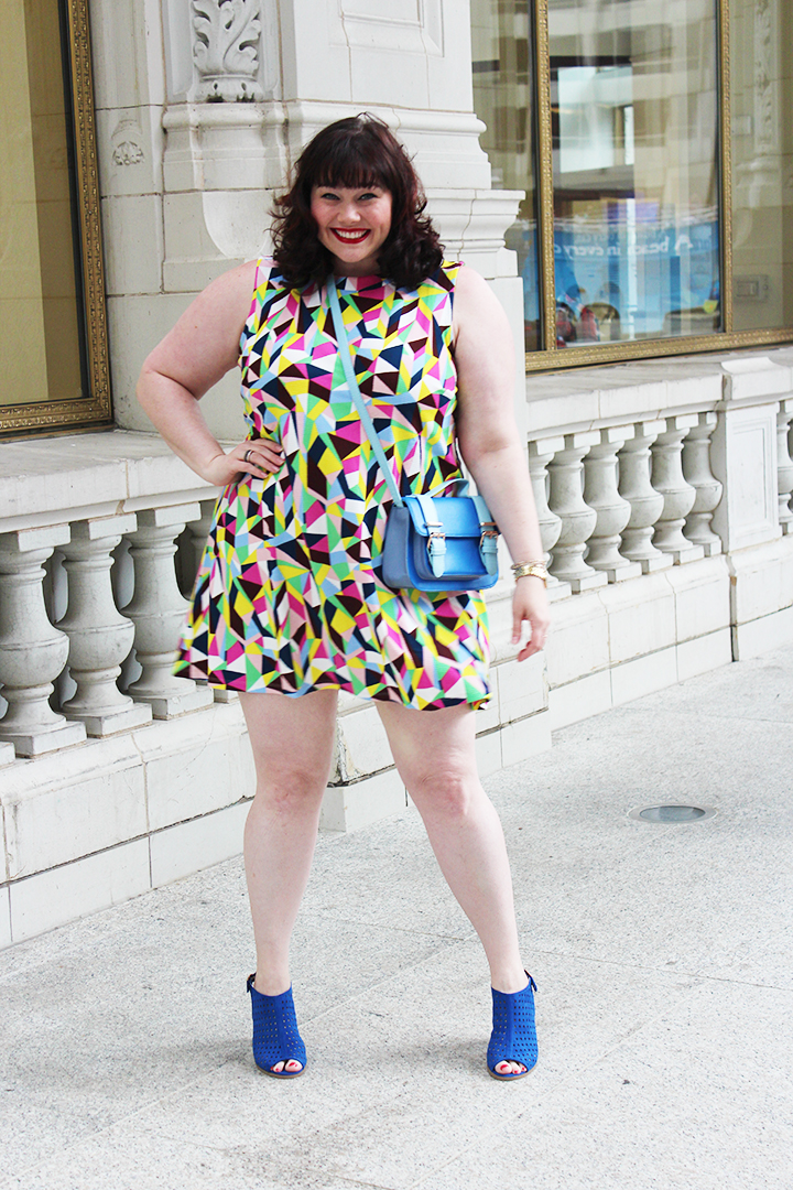 Plus Size Blogger Amber from Style Plus Curves in a Simply Be USA Colorful Abstract Dress and Blue Accessories Plus Size Blogger Amber from Style Plus Curves in a Simply Be USA Colorful Abstract Dress and Blue Accessories