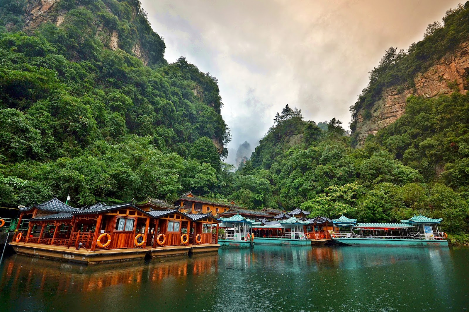 China Travelogue: Journey to Zhangjiajie : Land of the Yellow Dragon