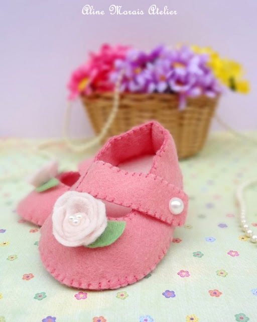 sapato sapatinho de bebe de feltro com rosas