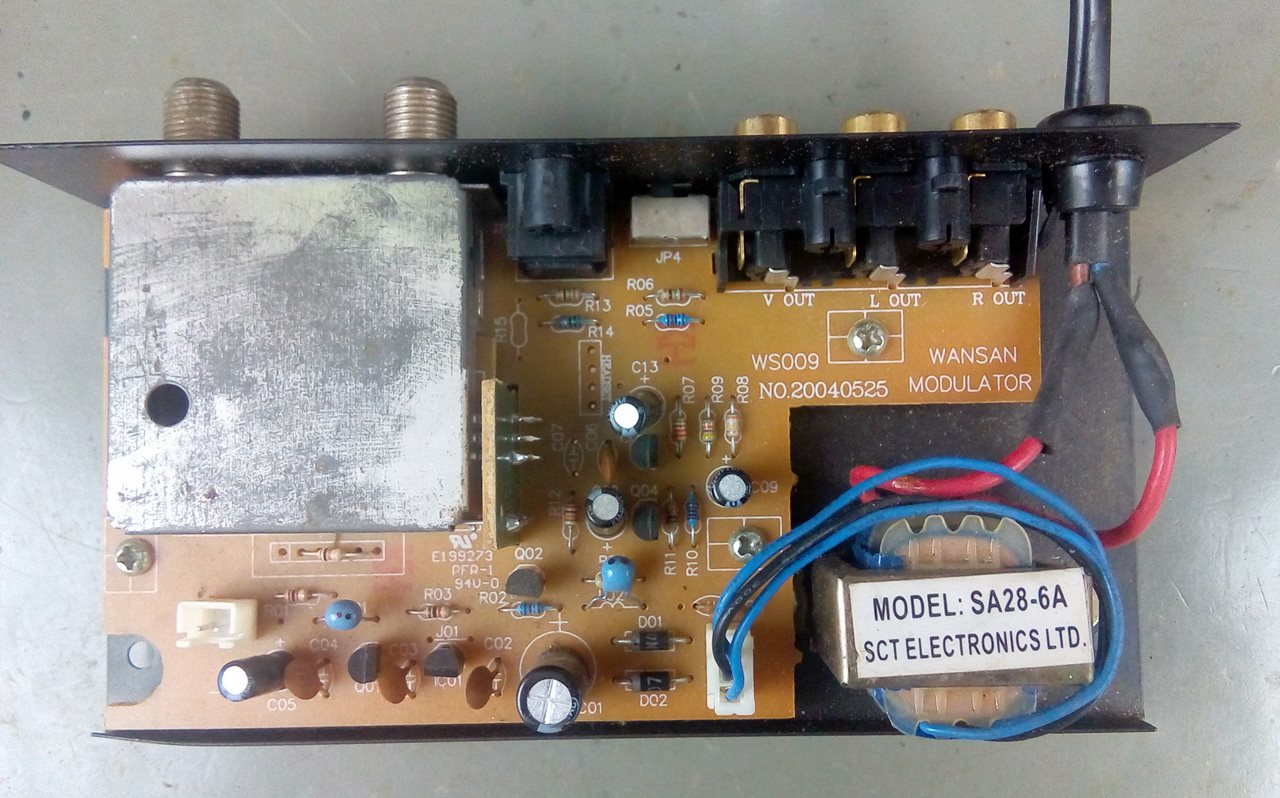 Pakéquis Abrindo um modulador de RF para TV analógica