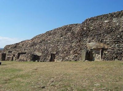 Каменната камарата в Барненез - една от най-старите човешки структури Front-of-the-Barnenez-cairn