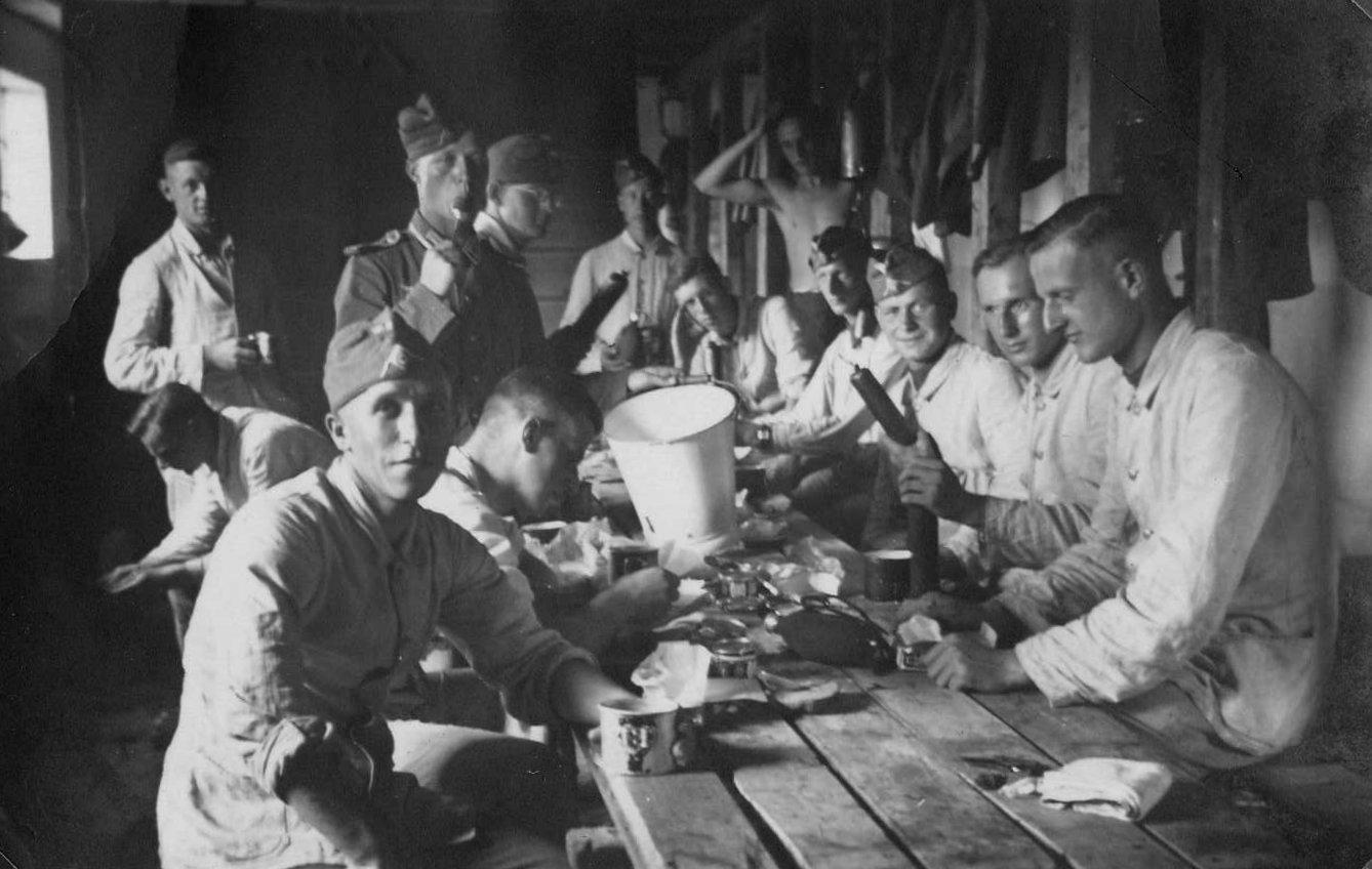 Быт великой отечественной. Офицерский госпиталь 1944. Обед на фронте. Солдатские кухни в годы войны. Солдаты за столом.
