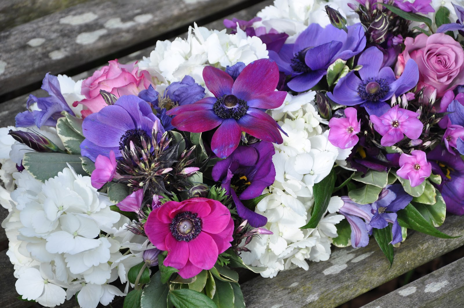 букет в стиле шанель. вечные цветы купить. фаворит цветы североуральск. фаворит цветы. цветы фавориты в цветочных.