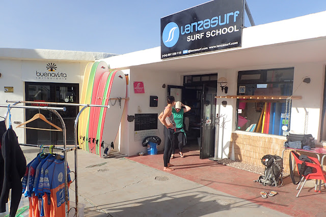 Surfing in Famara, Lanzarote, Lanzasurf, Surf lessons