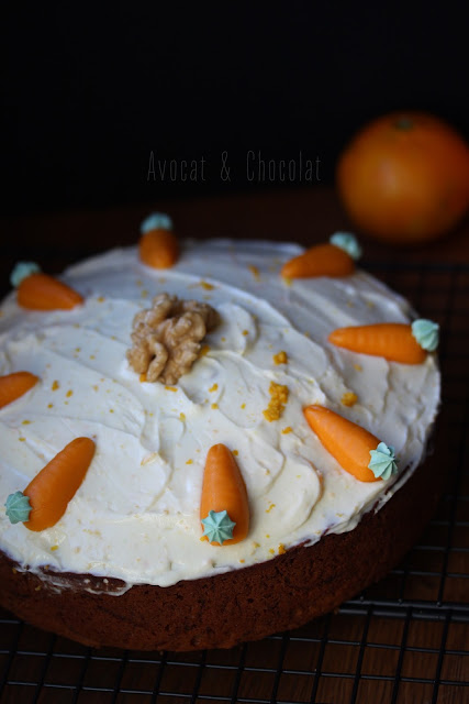 alt="carrot cake recouvert d'un glaçage blanc et de carotte en massepain"