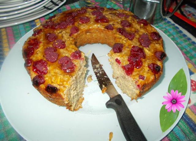 Bolo de aveia com iogurte maçã e framboesas Bolo de aveia com iogurte maçã e framboesas