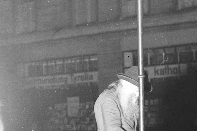 Detail der Aufnahme - Frau an Hausecke - Foto mit Blitz in München ca. 1920-1940