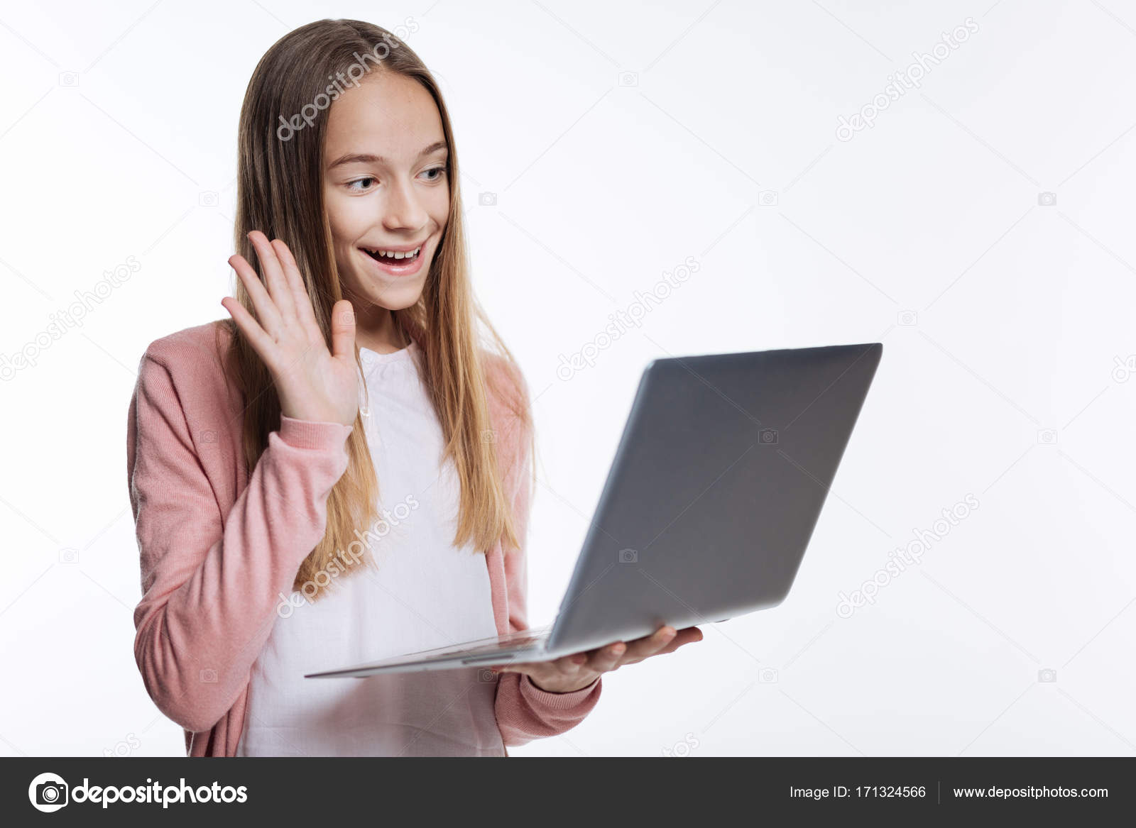 Девочка которая в сети. Подросток за компьютером. Девочка подросток за компьютером. Девушка с телефоном в руках картинки. Девочка которая в сети.