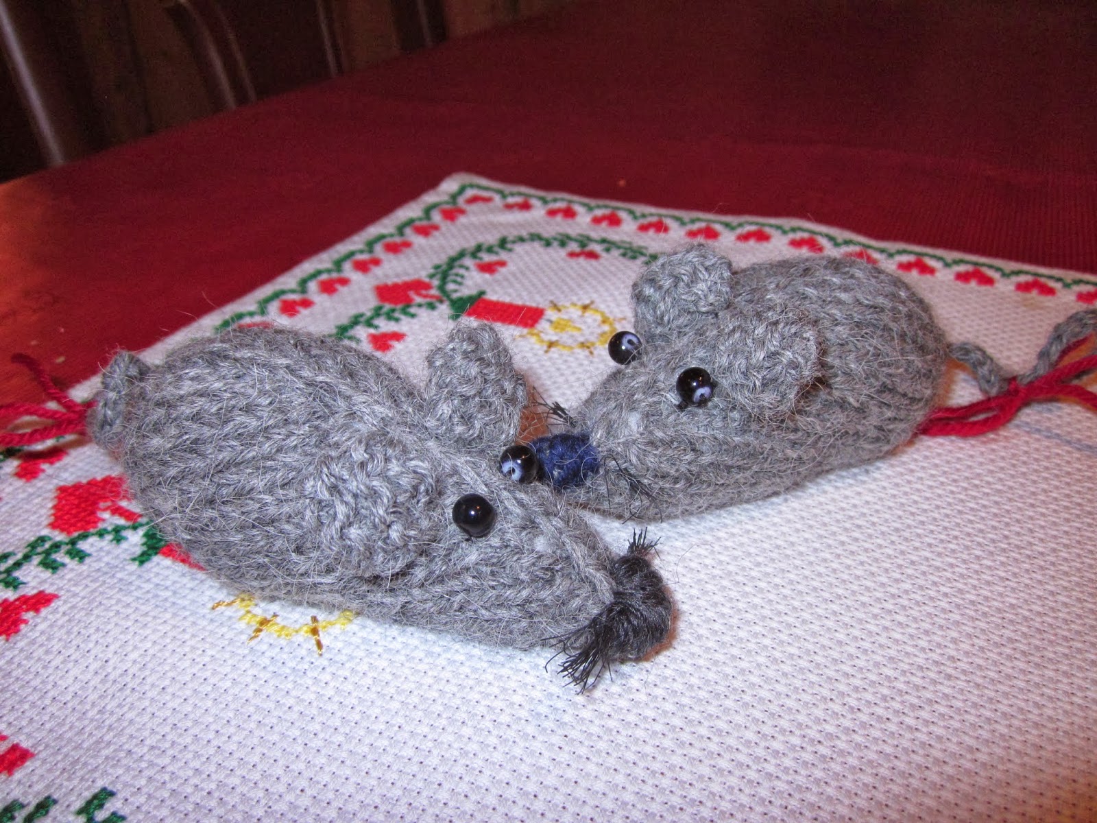 En Strikket Julemus Med Englevinger På En Hvit Bakgrunn