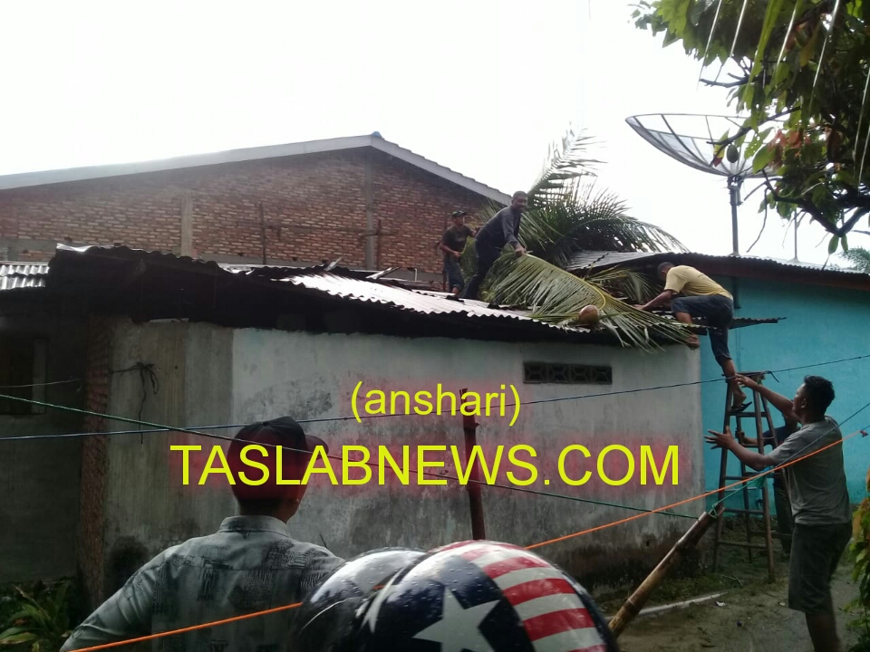 Warga membantu memotong pohon kelapa yang menimpa rumah Wak Ulong. Warga membantu memotong pohon kelapa yang menimpa rumah Wak Ulong.