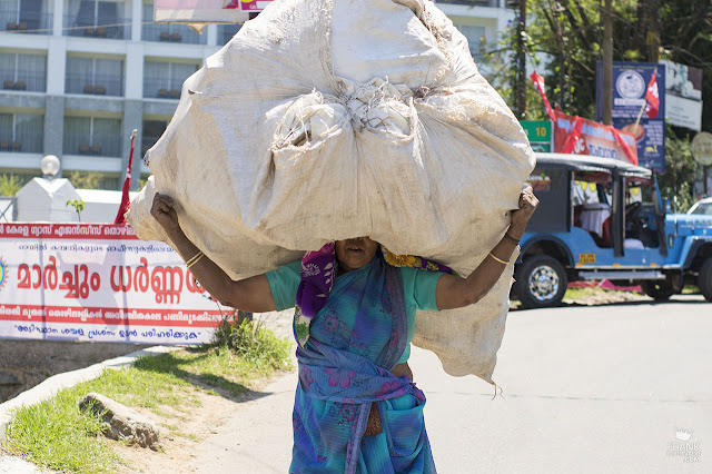 mujer en la calle de Kerala india